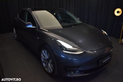 Tesla Model 3 Standard Reichweite Plus Hinterradantrieb — fotografia 2